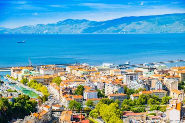 Hırvatistan 'ın Kvarner körfezi Trsat' tan Rijeka kentinin panoramik manzarası