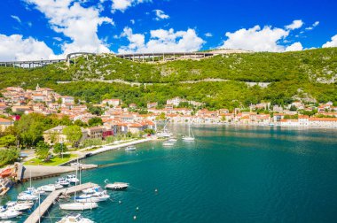 Hırvatistan 'ın Adriyatik kıyısındaki Kvarner körfezindeki Bakar kasabasının hava manzarası 