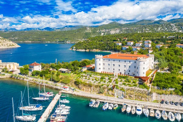 Hırvatistan 'ın Adriyatik kıyısındaki Kvarner körfezindeki Kraljevica kasabasındaki eski Frankopan şatosu