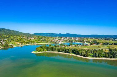 Hırvatistan 'ın Lika kentinde Ogulin yakınlarında güzel Sabljaci Gölü