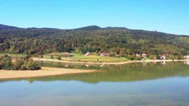Hırvatistan 'ın Lika kentinde Ogulin yakınlarındaki güzel Sabljaci Gölü, popüler turizm beldesi