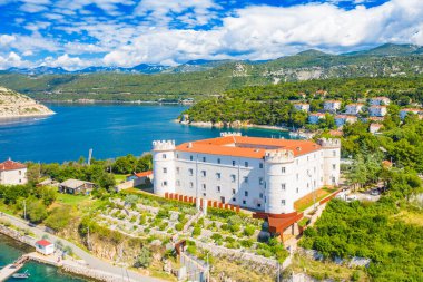 Hırvatistan 'ın Adriyatik kıyısındaki Kvarner körfezindeki Kraljevica kasabasındaki eski Frankopan şatosu