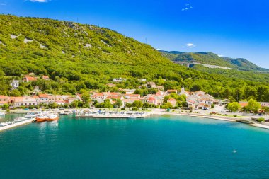 Adriyatik kıyısındaki Kvarner körfezindeki Bakarac kasabasının hava manzarası, Hırvatistan