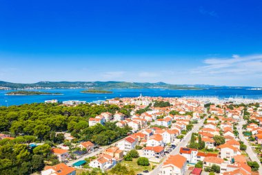 Hırvatistan 'ın Adriyatik kıyısındaki Biograd na Moru adlı turistik kentin hava manzarası, popüler turizm beldesi.