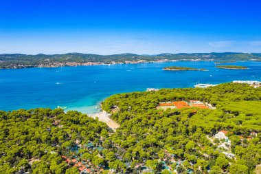 Hırvatistan 'ın Adriyatik kıyısındaki Biograd na Moru kentindeki turistik tatil beldelerinin hava manzarası