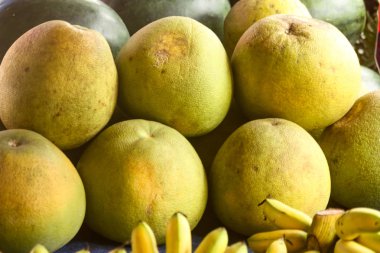 tropikal meyveler, pomelo, yeşil arka plan