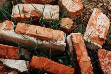 eski turuncu tuğla düştü ve çim üzerinde yalan