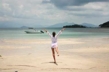 genç kadın tropik sahilde atlama