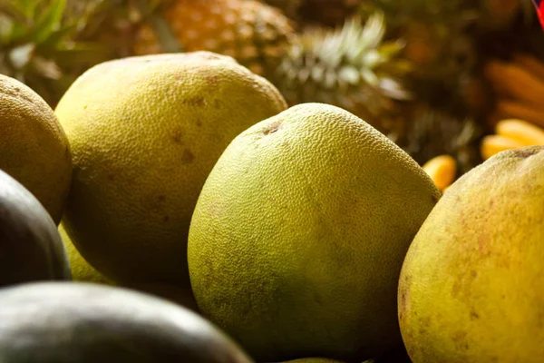 Frutti Tropicali Pomelo Sfondo Verde — Foto Stock