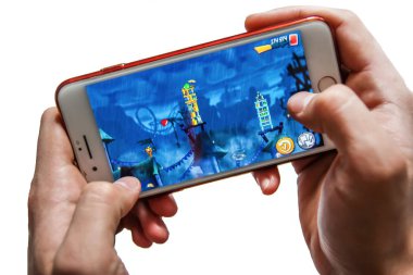 Erkek eller telefon (iPhone 7 +) tutarak ve oyun öfkeli kuşlar, beyaz arka planda izole görüntü oynuyor.