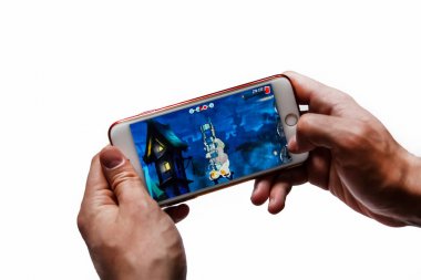 Erkek eller telefon (iPhone 7 +) tutarak ve oyun öfkeli kuşlar, beyaz arka planda izole görüntü oynuyor.