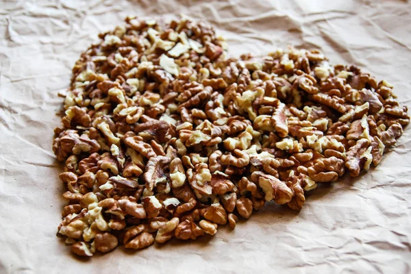 Hati Kenari Pada Latar Belakang Kertas Coklat Cinta Untuk Makanan — Stok Foto