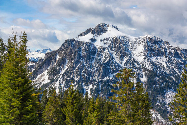 Вид от Тейберга до альпийского пейзажа. Солнечный весенний день, покрытые снегом горы, голубое небо, солнце (Озил, Фабрегас, Аллен, Аллен, Бавария, Германия)
)