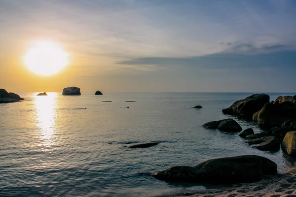水の中の海の岩の上に美しい楽園の夕日 — ストック写真