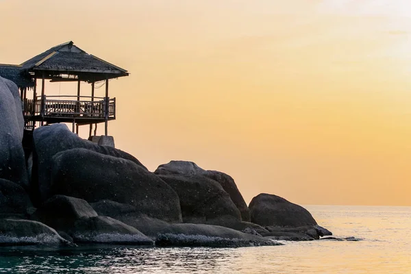タイの楽園の島に美しい夕日 海と太陽を背景に石を持つ山の熱帯バンガロー — ストック写真