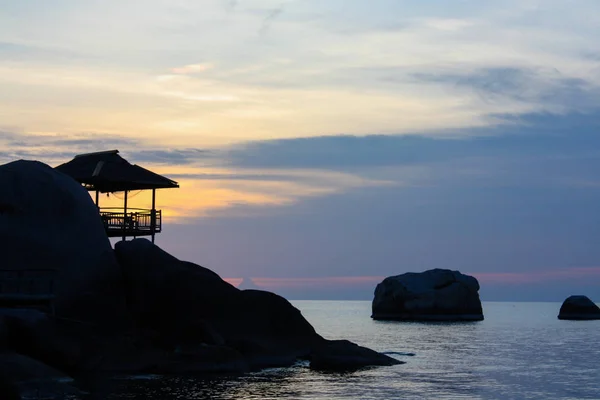 タイの楽園の島に美しい夕日 海と太陽を背景に石を持つ山の熱帯バンガロー — ストック写真