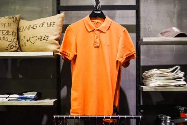 Мужская Одежда Оранжевый Снимок Продается Магазине Одежды — стоковое фото