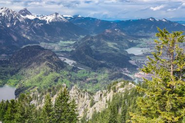 Alman dağlarının bir sırt üzerinde Tegelberg Dağı'nın tepesinden görünümü. Bavyera güzel karlı dağ manzara.