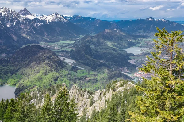 Alman dağlarının bir sırt üzerinde Tegelberg Dağı'nın tepesinden görünümü. Bavyera güzel karlı dağ manzara.