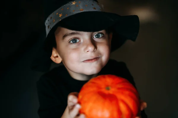 Retrato Niño Vestido Con Ropa Negra Sombrero Mágico Negro Sostiene —  Fotos de Stock