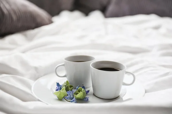 Ωραίο Ρομαντικό Πρωινό Καφέ Στο Κρεβάτι Δύο Λευκά Φλιτζάνια Καφέ — Φωτογραφία Αρχείου