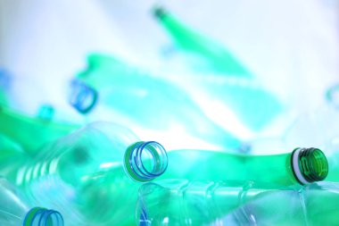 Plastik şişeler geri dönüşüm bokeh arka plan çok parlak ve renkli