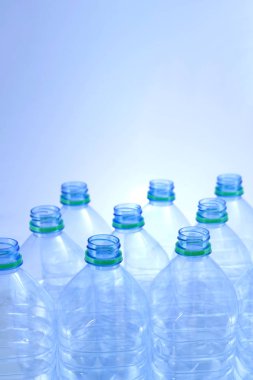 Şişeler metin bölgesi ücretsiz oluşturmak için hazır geri dönüşüm arka plan hizalanmış