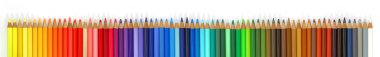 Kalemler Renkli tüm renkleri izole beyaz arka plan geri okul ücretsiz yazma alanına
