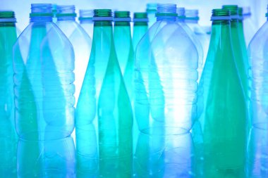Plastik su şişeleri geri dönüşüm bokeh Arka plan parlak renkler Sutdio aydınlatma