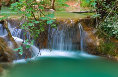 Kayaların arasında nehir dolanıyor. Uzun pozlama. Silme etkisi. lagün etkisi su