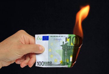 El siyah arka plan recto verso üzerinde kavramsal resim yanan 100 € banka notu tutan