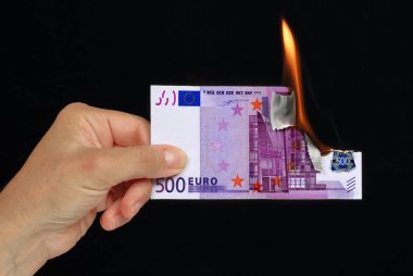 El siyah arka plan recto verso üzerinde kavramsal resim yanan 500 € banka notu tutan