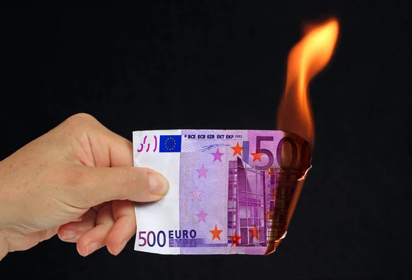 Billet 500 Euro Qui Brule Flamme Sur Fond Noir — Stockfoto