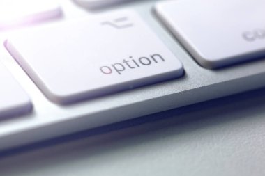 Bilgisayar klavyesi yakın plan, beyaz arkaplan üzerinde ışık efektli anahtarların ayrıntıları