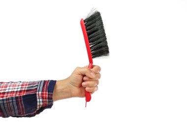 Beyaz arka planda el fırçası tutan kareli gömlekli bir işçinin el ve kolu. Ev yapımı mı yoksa ev yapımı mı olduğunu gösteren bir tasvir.