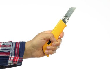 DIY, beyaz arka planda keski tutan kareli gömlekli bir işçinin el ve kolu, sizin ya da ev yapımı, DIY kursunun tasviri.