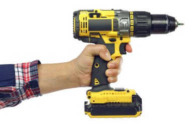 DIY, beyaz arka planda elektrikli tornavida tutan kareli gömlekli bir işçinin el ve kolu, sizin ya da ev yapımı konseptin tasviri, DIY kursu.