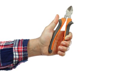 Beyaz arka planda pense tutan kareli gömlekli bir işçinin el ve kolu. Ev yapımı mı yoksa ev yapımı mı olduğunu gösteren bir tasvir.