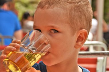  Çocuk suyu bardaktan içiyor.