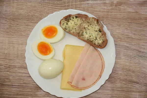 Kokta Ägg Korv Ost Bröd Och Smör Vit Platta — Stockfoto