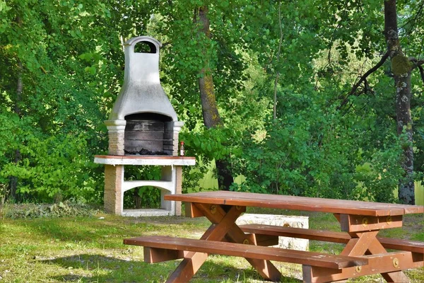 Gril Sporák Stůl Lavice Dřevěná Stát Venku Parku — Stock fotografie