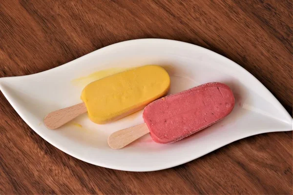 Egy Fehér Tányérra Gyümölcsös Sorbet — Stock Fotó