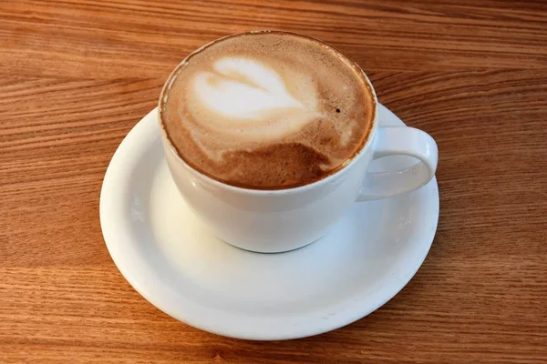 Becher Weiß Mit Cappuccino Auf Einer Weißen Untertasse Auf Einem — Stockfoto