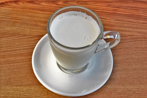 Becher Mit Gekochter Milch Steht Auf Einer Weißen Untertasse Auf — Stockfoto