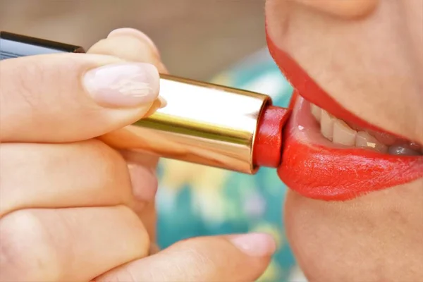 Woman Paints Lips Bright Red Lipstick — Stock Photo, Image
