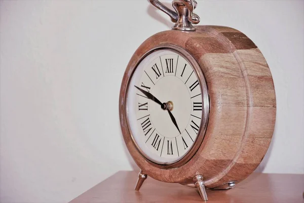 Relógio Mesa Redonda Madeira Com Algarismos Romanos — Fotografia de Stock