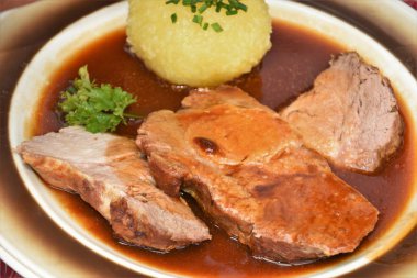 üç parça kızarmış et ve et suyu ile patates köfte