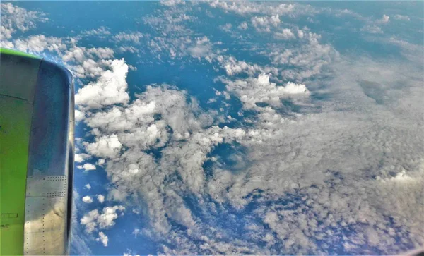 Fusoliera Dell Aereo Che Vola Sopra Mare Sopra Nuvole — Foto Stock