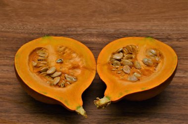 Olgun çiğ kabak içinde tohumların ile iki yarısı