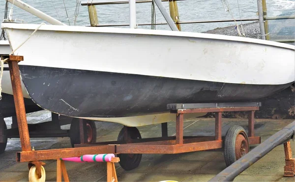 Fischerboot Liegt Auf Dem Dock — Stockfoto